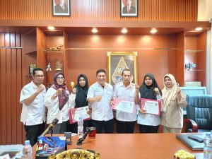 CAMAT ANGGANA SERAHKAN PENGHARGAAN KATEGORI KERAJINAN DAN KEDISIPLINAN ASN TAHUN 2025