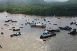 TRADISI NGULUR NAGA DAN BELIMBUR DI KUTAI LAMA BERLANGSUNG MERIAH, RIBUAN WARGA PADATI DERMAGA KUTAI LAMA