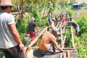 GOTONG ROYONG WARGA MUARA PANTUAN PERBAIKI JALAN DAN JEMBATAN PENGHUBUNG DESA